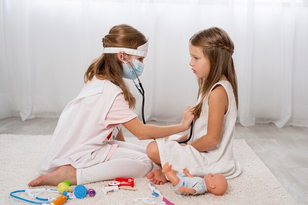 Niños jugando un juego médico.