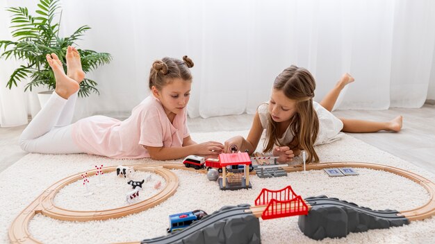 Niños jugando con juegos de coches en casa.