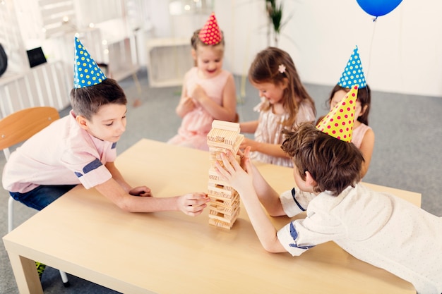 Niños jugando juegos de madera en la fiesta