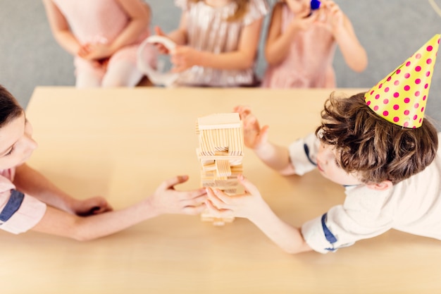 Niños jugando juegos de madera