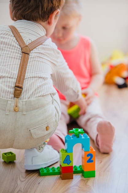 Niños jugando con juguetes de construcción