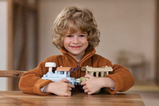 Niños jugando con juguetes ecológicos