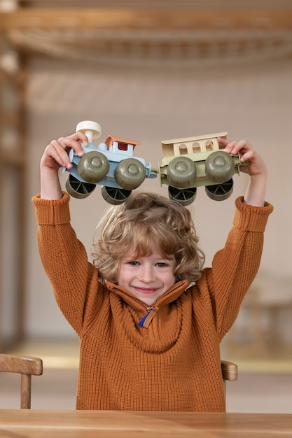 Foto gratuita niños jugando con juguetes ecológicos