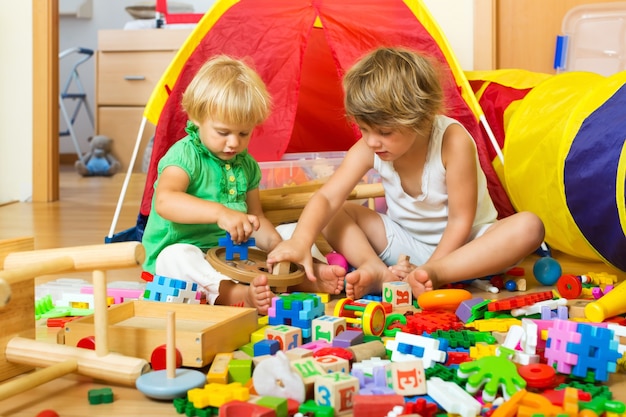 Foto gratuita niños jugando con juguetes