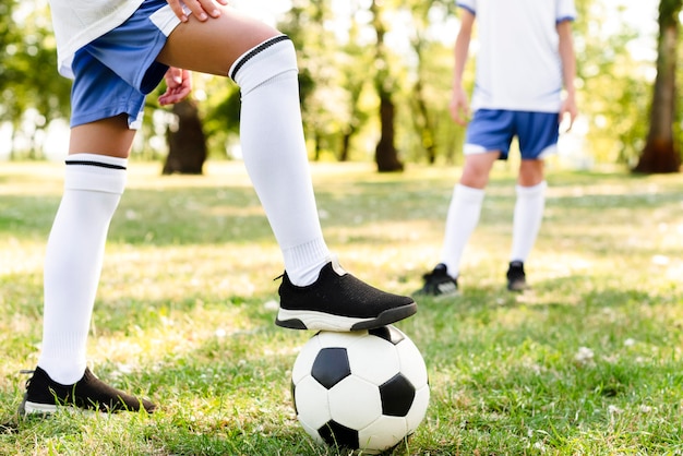 Niños jugando juntos al fútbol al aire libre.