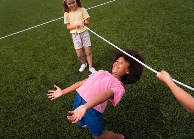 Niños jugando juntos de cerca