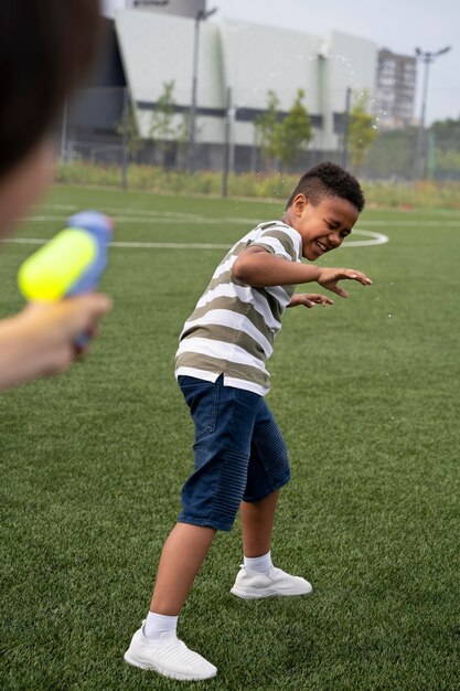 Niños jugando juntos de cerca