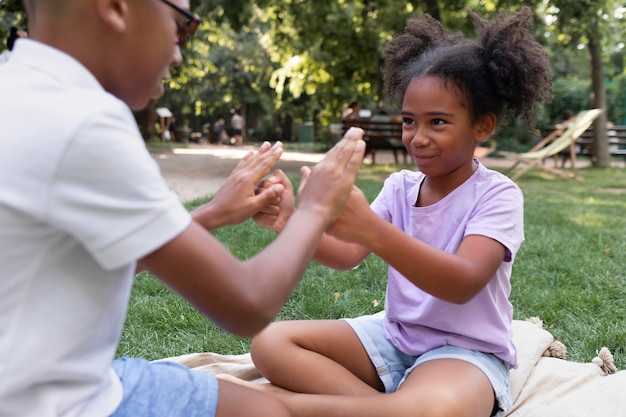 Niños jugando juntos de cerca