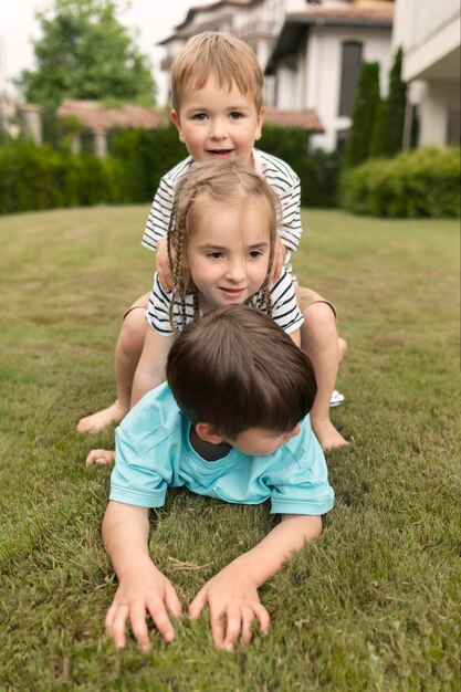 Foto gratuita niños jugando juntos en el césped