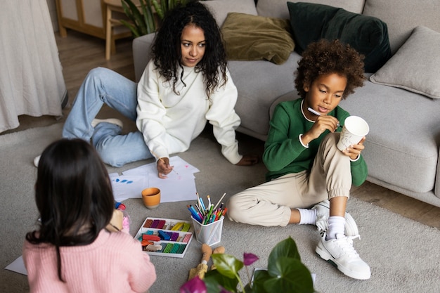 Foto gratuita niños jugando juntos en un hogar cómodo.