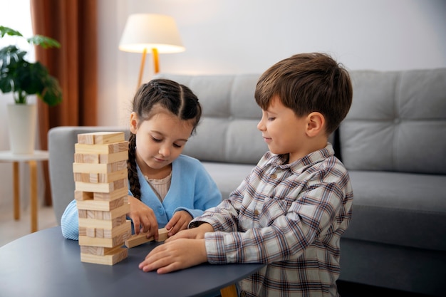 Foto gratuita niños jugando juntos en la mesa plano medio