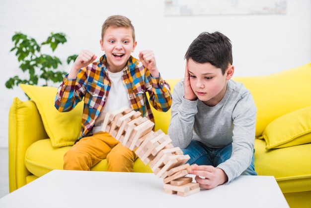 Foto gratuita niños jugando juntos