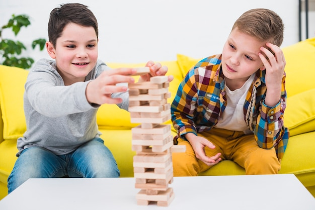 Foto gratuita niños jugando juntos