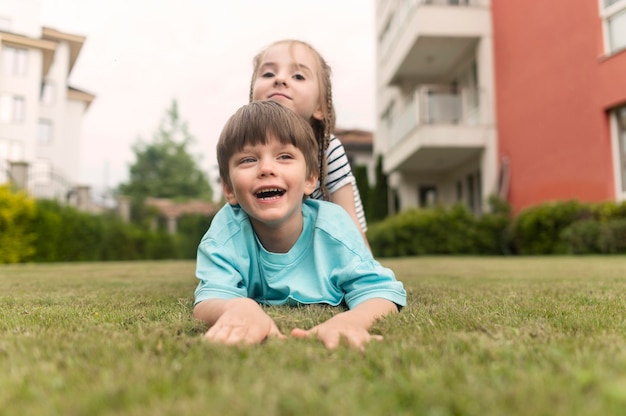 Niños jugando juntos