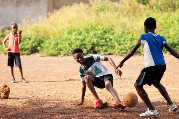 Niños jugando juntos