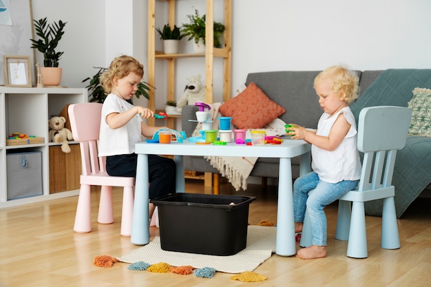 Niños jugando juntos