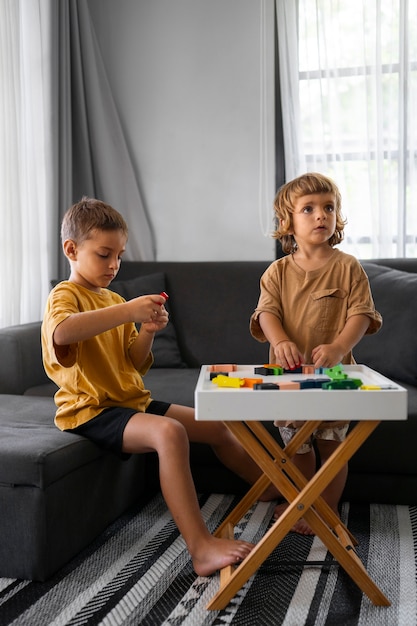 Niños jugando juntos