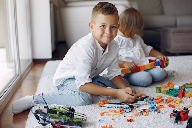 Niños jugando con lego en una sala de juegos