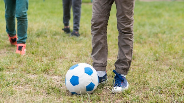 Niños jugando en el parque con balón de fútbol