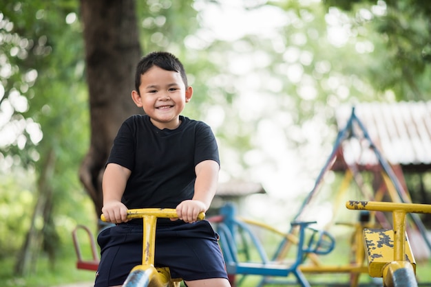 Niños jugando en el parque