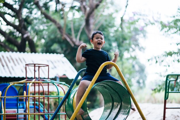 Niños jugando en el parque