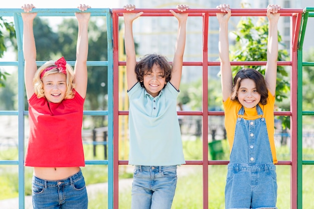 Foto gratuita niños jugando en el parque