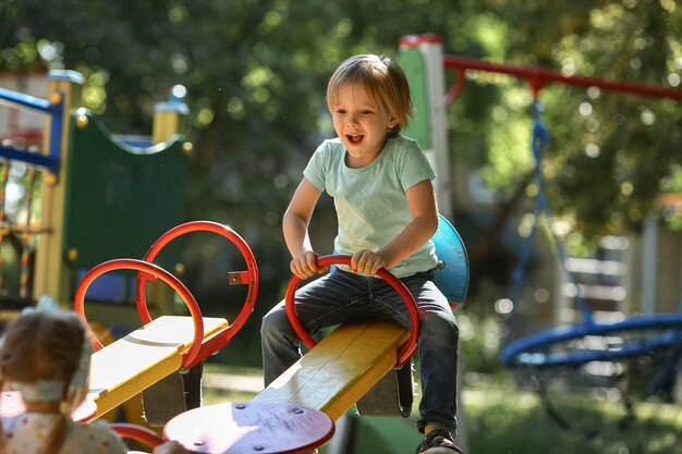 Niños jugando en el parque