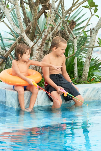 Foto gratuita niños jugando en la piscina