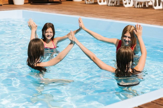 Foto gratuita niños jugando en la piscina