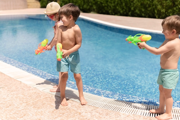 Niños jugando en la piscina