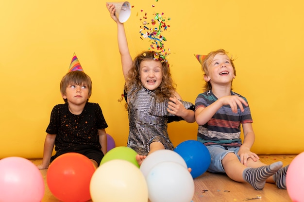 Foto gratuita niños jugando en el piso de tiro completo