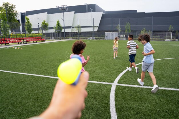 Niños jugando con pistola de agua al aire libre de cerca