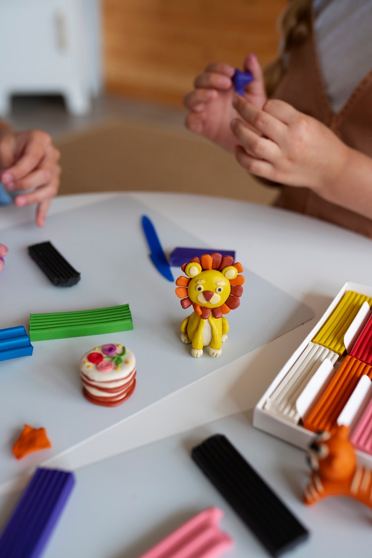 Foto gratuito niños jugando con plastilina
