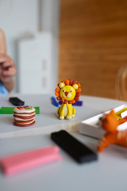 Niños jugando con plastilina