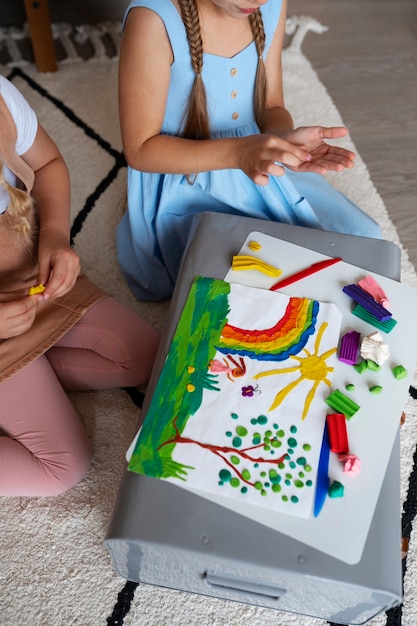 Niños jugando con plastilina