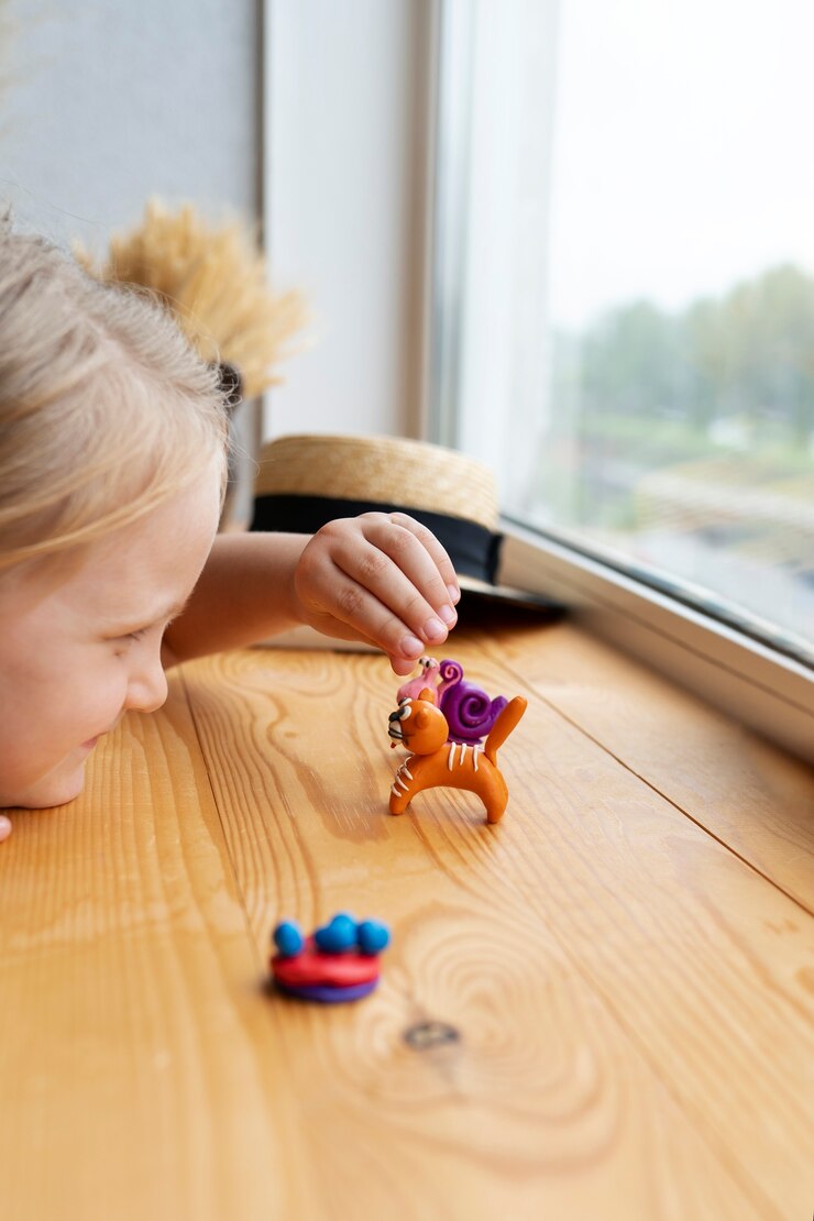 Foto gratuito niños jugando con plastilina