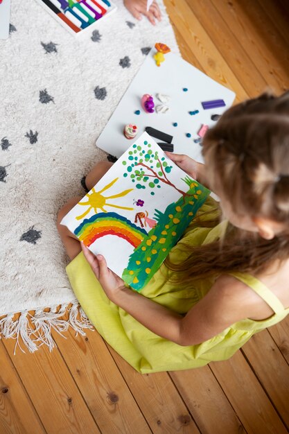 Niños jugando con plastilina