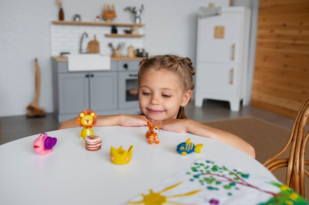 Niños jugando con plastilina