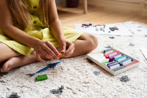 Foto gratuita niños jugando con plastilina