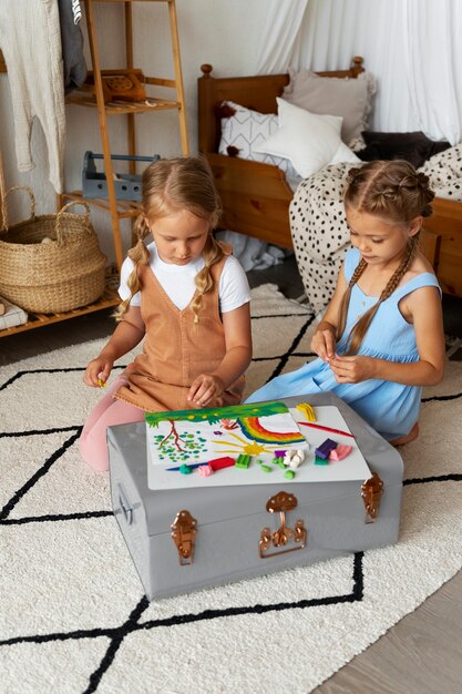 Foto gratuita niños jugando con plastilina