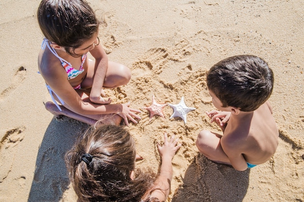 Niños jugando en la playa