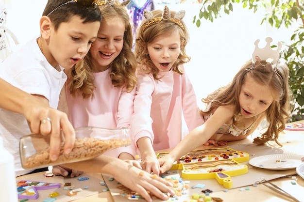 Niños jugando con rompecabezas de mosaico