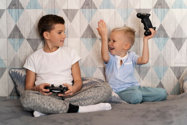 Niños jugando en su habitación.