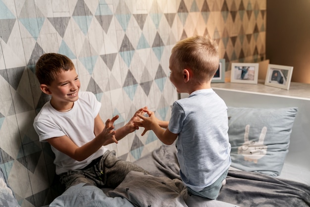 Foto gratuita niños jugando en su habitación.