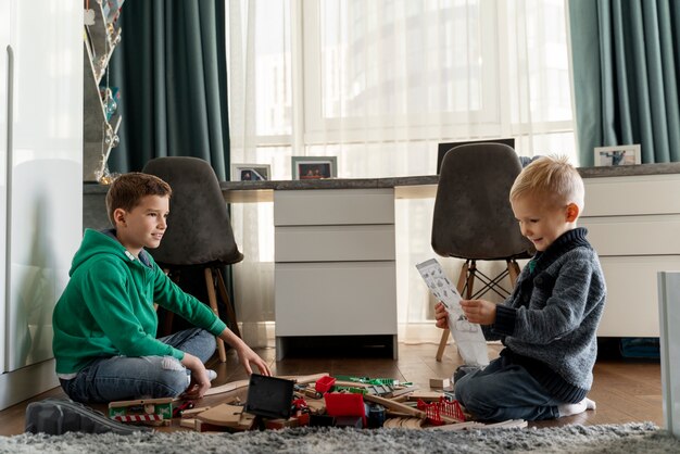 Foto gratuita niños jugando en su habitación.