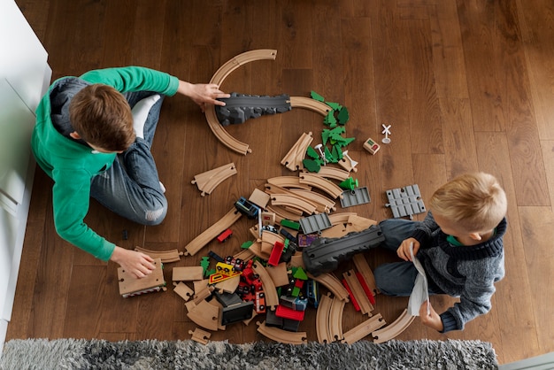 Foto gratuita niños jugando en su habitación.