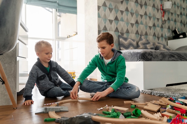 Niños jugando en su habitación.