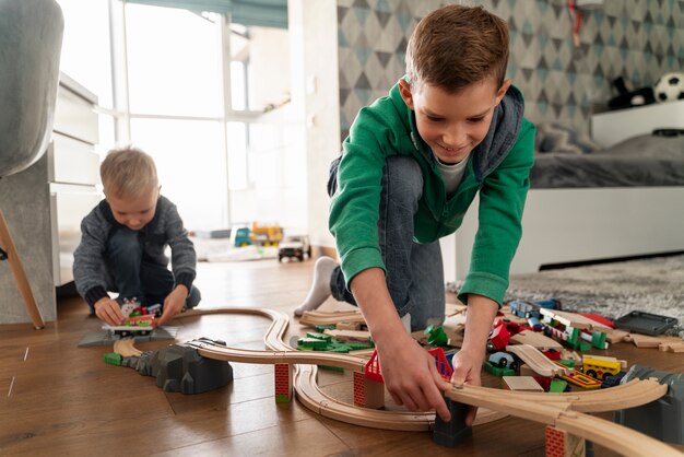 Niños jugando en su habitación.