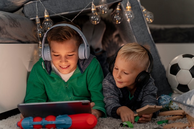 Foto gratuita niños jugando en su habitación.