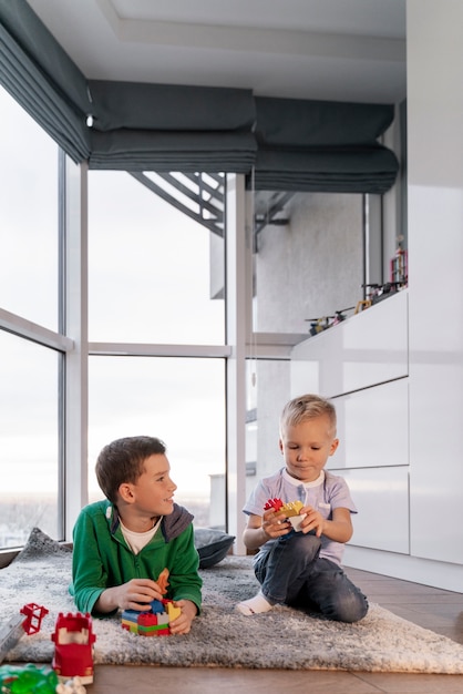 Foto gratuita niños jugando en su habitación.